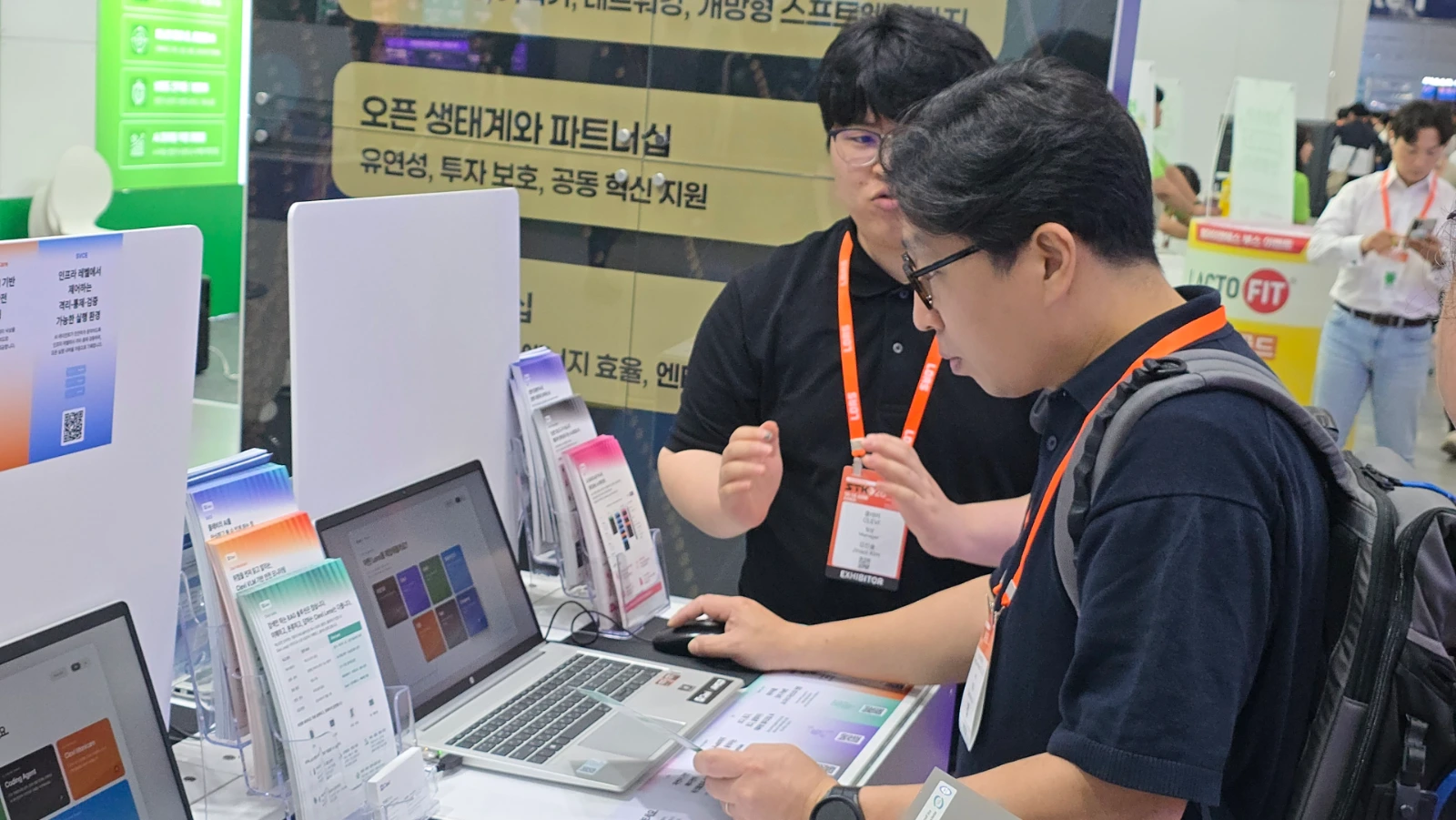키오스크를 통해 다양한 체험을 하고 있는 모습